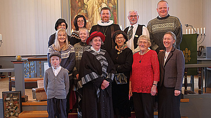 Både prest og menighet var kledd for anledningen, når det ble holdt gudstjeneste anno 1917 i Namdalseid kirke. (Alle foto: Arne Opdal)