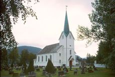 Hommelvik kirke fra 1886 er sentralt plassert i sentrum av det gamle industristedet.