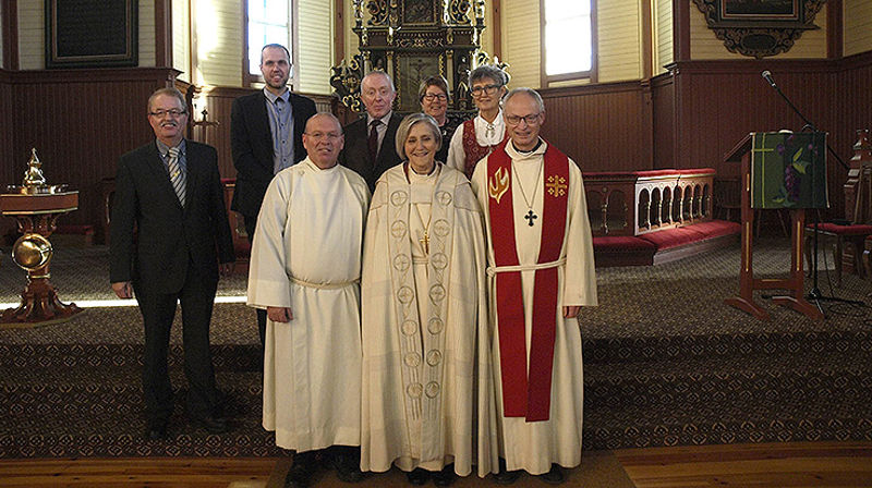 Fungerende sokneprest Jan Tore Vespestad (foran fra venstre) ledet jubileumsgudstjenesten i Horg kirke sammen med biskop Herborg Finnset og prost i Gauldal Øystein Flø. Bak står menighetsrådet i Horg.