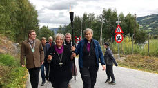Biskopene Herborg Finnset (Nidaros) og Solveig Fiske (Hamar) på vei med flammen fra Stiklestad. 