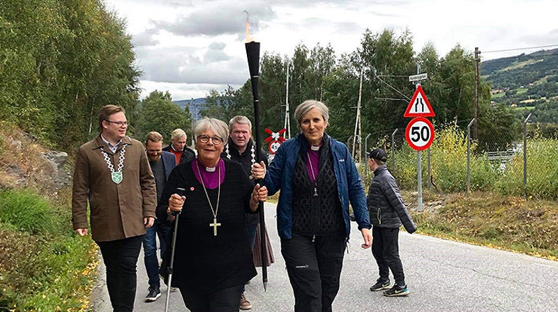 Biskopene Herborg Finnset (Nidaros) og Solveig Fiske (Hamar) på vei med flammen fra Stiklestad. 