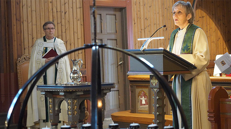 Prost Herborg Finnset ble innsatt av biskop Tor Singsaas under gudstjenesten i Strinda kirke, søndag 5. februar. (Alle foto: Olav Dahle Svanholm)