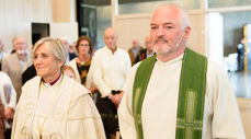 Den nye prosten i Stjørdal, Jon Henrik Gulbrandsen, ble ønsket velkommen av en fullsatt Stjørdal kirke, da han gikk inn sammen med biskop Herborg Finnset. (Alle foto: Trygve Thorsen)
