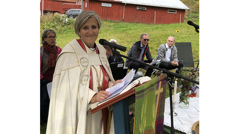 Biskop Herborg Finnset ved den provisoriske talerstolen på Kjerkflå.