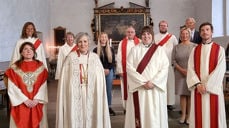 Medvirkende under vigslingsgudstjenesten i Ørland kirke. Foran f v : Sogneprest i Ørland Daniela Strbkova, biskop Herborg Finnset, nyvigslet diakon Larisa Ross Sagranden, sokneprest i Bjugn Ole Thomas Bientie Reiten Bak f v : Rådgiver Aud Kristin Saltnes Aasen, diakon Ingun Synøve Bøe, ungdomsleder Leah Hammer, forsvarsprest Sverre Stai, kantor Paul Andre Nilsen Grande, Lise Guttelvik fra Bjugn menighetsråd og Karl Rædergård fra Ørland menighetsråd.