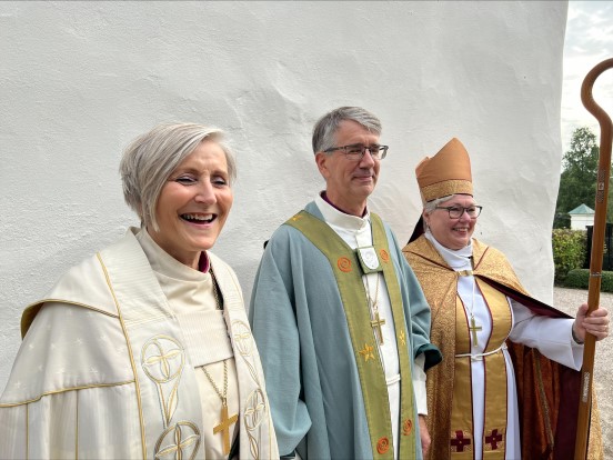 Biskop Herborg, biskop Matti og biskop Eva før høymessen.jpeg