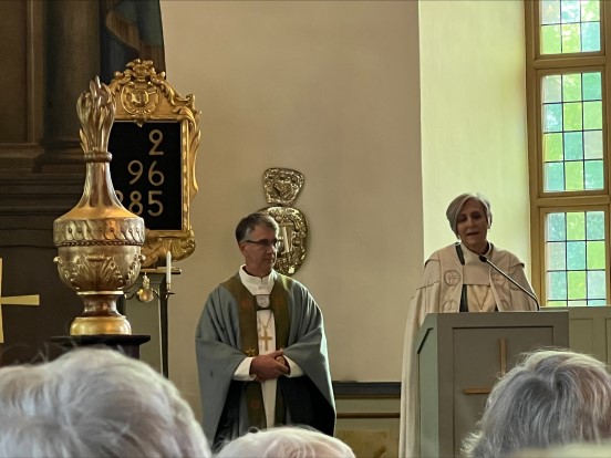 Biskop Herborg hilser menigheten i Selånger kirke.jpeg