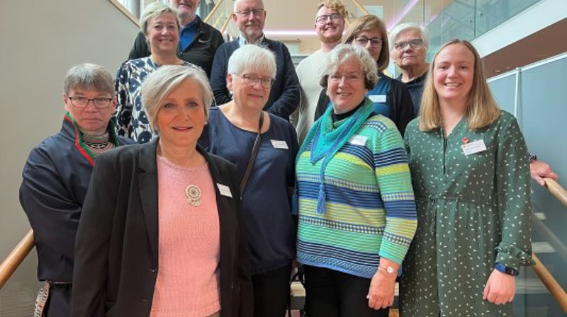 Nidarosbenken under Kirkemøtet 2022. Biskop i Nidaros Herborg Finnset(i front), (1.rekke f.v)Bjørn Thomas Åhren ,Kjersti Ngozi Furuseth, Brit Skjelbred, Agnes Sofie Gjeset, (2.rekke f.v) Grete Bækken Mollan, Marta Garborg Bergslid, (Bak f.v) Jon Henrik Gulbrandsen, Erik Seem, Alex Ramstad Døsvik.