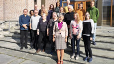 Nytilsatte prester, menighetspedagoger og trosopplærere samlet hos biskop Herborg og hennes kolleger ved bispedømmekontoret. (Foto: Magne Vik Bjørkøy)