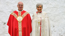 Den nyordinerte sokneprest i Osen og Roan Einar Strøm, sammen med biskop Herborg Finnset. (Foto: Sølvi Murvold)