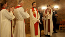 Applaus til den nyordinerte prest Ranveig Dahle Svanholm etter løfteavleggelse og forbønn. Smilende til høyre står mor Bergljot Svanholm som er sogneprest i Berg. (Alle foto: Olav Dahle Svanholm)