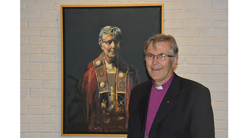 Biskop em. Tor Singsaas var godt fornøyd med hvordan han er fremstilt av portrettkunstner Håkon Gullvåg. (Alle foto: Magne Vik Bjørkøy)