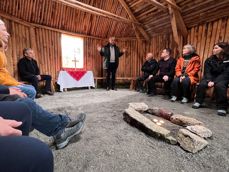 Preses Olav Fykse Tveit velsignar kyrkjegamma på Drag under besøket i Hamarøy kommune. Foto: Thomas Berbom