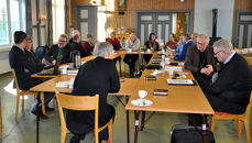 Biskop Herborg Finnset (med ryggen til) i møte med vigslede medarbeidere i Gauldal prosti. (Alle foto: Oddleiv Moen)