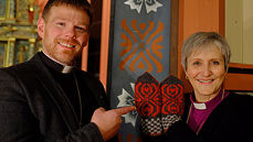 Sokneprest i Beitstad, Gunnar Einar Steingrimsson overrekker «orgelvanter» til biskop Herborg. Dette er det første av forhåpentligvis mange lignende par, som skal gi inntekter til nytt orgel i Beitstad kirke. (Foto: Arne Opdal)