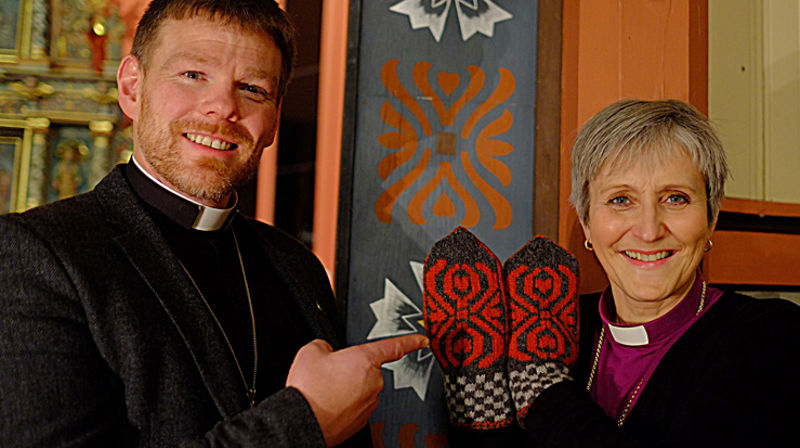 Sokneprest i Beitstad, Gunnar Einar Steingrimsson overrekker «orgelvanter» til biskop Herborg. Dette er det første av forhåpentligvis mange lignende par, som skal gi inntekter til nytt orgel i Beitstad kirke. (Foto: Arne Opdal)