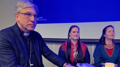 preses og to kvinner med samisk kofte