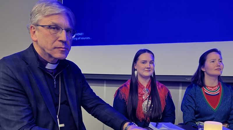 preses og to kvinner med samisk kofte