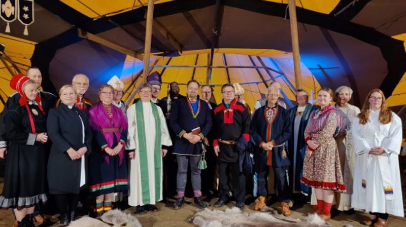 Samiske kirkedager i Finland. Her er deltakere og medvirkende i gudstjenesten søndag.