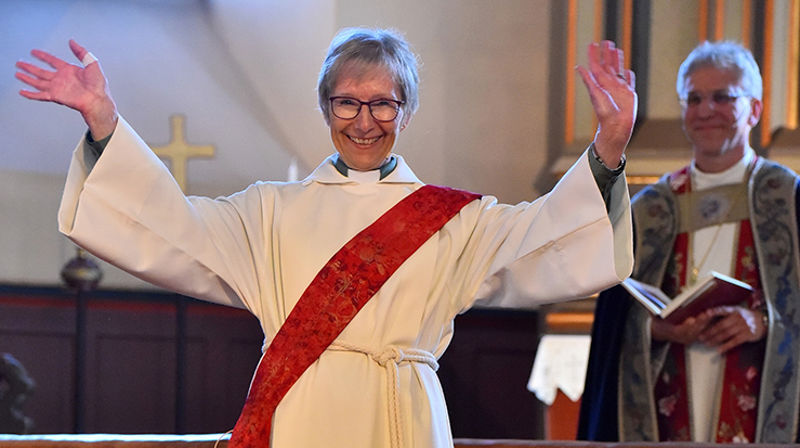 Den nyvigslede diakon Ingrid Holte Karlsen tar imot applausen fra menigheten. Bak preses Olav Fykse Tveit som foresto vigslingen. (Alle foto: Pål Ove Lilleberg)