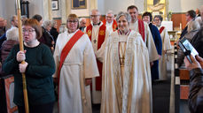 Nyvigslet diakon Anne Talsnes Flatmo sammen med biskop Herborg Finsnet i Singsås kirke. 