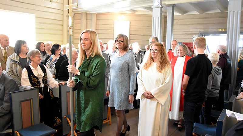 Vinne kyrkje var fullsett då inngangsprosesjonen kom inn til 200-årsfeiring. (Foto: Magne Vik Bjørkøy)