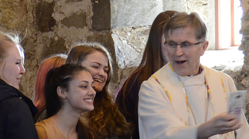 Logtun kirke 3.april 2016: Biskop Tor blir gjerne med på en "selfie".