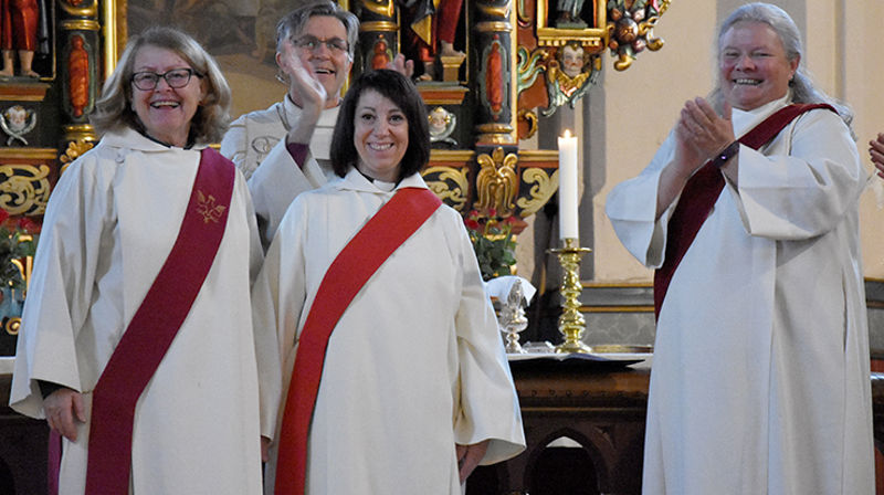 Brede smil etter at Tone Njøs er viglset til diakon i Melhus kirke. Fra venstre Anne Hirsch, biskop Tor Singaas, Tone Njøs og Britt Arnhild Wigum Lindland. (Alle foto: Magne Vik Bjørkøy)