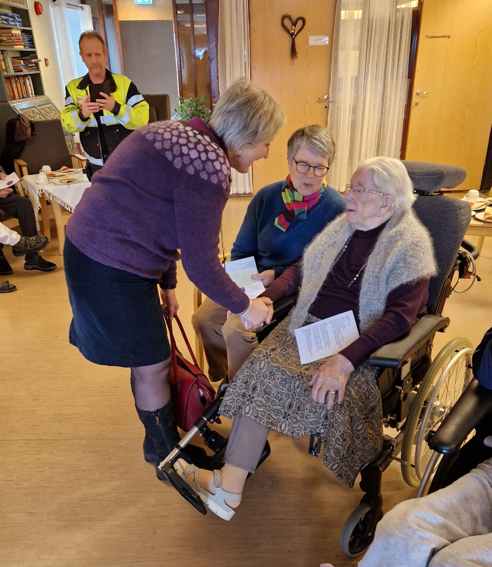 Herborg hilser på Rennebus eldste, snart 102 år gammel Ingeborg Stavne