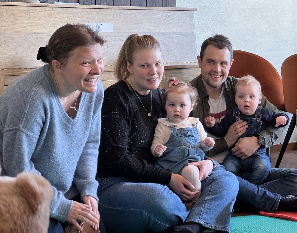 Kjersti Kvam leder babysang på Berkåk