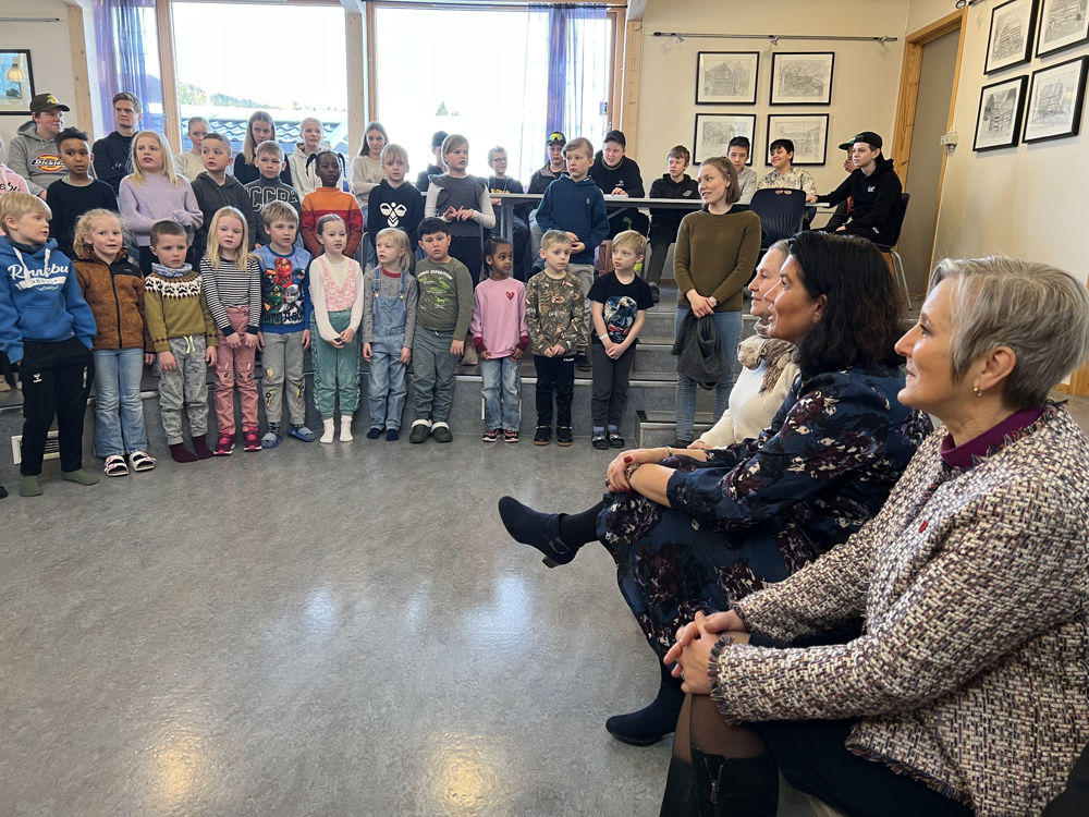 Småklassen på Berkåk skole synger for biskopen