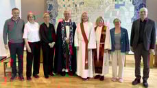 Den nyvigslede sykehusdiakonen omgitt av biskop, kolleger, slekt og venner. Fra venstre: Lars Petter Hoven, Birgit Øiestad Løvik, Marianne Eiternes, preses Olav Fykse Tveit, Ingvil Øiestad Løvik, Ingvild Knudsen Hammernes, Ane Kristin Koller Sundnes og Tarjei Løvik.