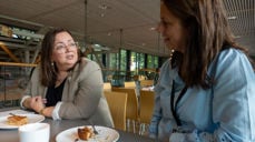 - Vi trenger mer åpenhet og fokus på forebygging av selvmord, sier daglig leder Jannike Bostad i Kirkens SOS når hun møter kirkefagsjef Aud Kristin Saltvik Aasen til en caféprat om selvmordsforebygging (Foto: Magne Vik Ravndal)