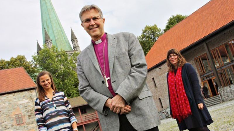 Fra venstre rådgiver Nidaros BDR Aud Kristin Saltvik Aasen, biskop Tor Singsaas og kommunikasjonssjef Bufetat Anne Therese Melbye. Foto: Byavisa