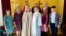 Bidragsyterne under jubileumsgudstjenesten. Foran fra venstre: Ann-Inger Teistholmen, Tove Solem Halsen, biskop Herborg Finnset, vikarprest Andrea Walters, Hege Susann Strand-Albertsen og organist Yulin Lu. Bak fra venstre: Ragnhild Riseth, prost Steinar Leirvik, Jorleif Harsvik og Kristian Momyr (Foto: Sølvi Murvold)