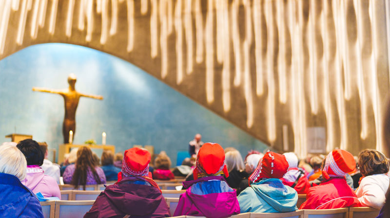 Bilde: Samisk gudstjeneste i Alta. Foto: Ørjan Marakatt Bertelsen / Den norske kirke.