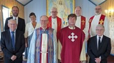 Bak fra venstre: Kirketjener Svenn Ivar Isaksen, menighetsråd nesteleder Jenny Sofie Fyhn Olsen, Prost Svenn Arne Nielsen, senterleder KUN Bernd Krupka, sokneprest i Skjervøy Einar Tesdal. Foran fra venstre: Menighetsrådleder Karstein Mortensen, Biskop Olav Øygard, sokneprest Jesper James Alvær, organist Saxe Olav Edvardsen. Foto: Rodmire Taylor-Smith Larsen