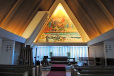 Du kan nå bli sokneprest i nydelige Harstad kirke fra 1958 og forrette under det mektige alterbildet til Axel Revold