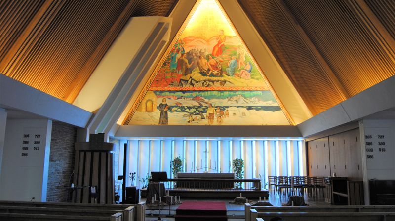 Du kan nå bli sokneprest i nydelige Harstad kirke fra 1958 og forrette under det mektige alterbildet til Axel Revold