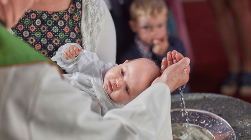 69 prosent av kirkens medlemmer i Oslo sier de ville døpt barnet, dersom de fikk et barn nå. Foto: Erik Norrud