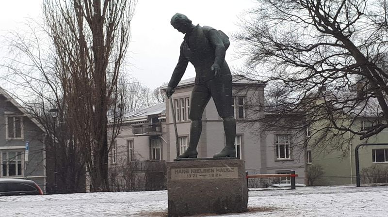 Statuen av Hans Nielsen Hauge utenfor Uranienborg kirke i Oslo. Foto: Kamilla Døvik.