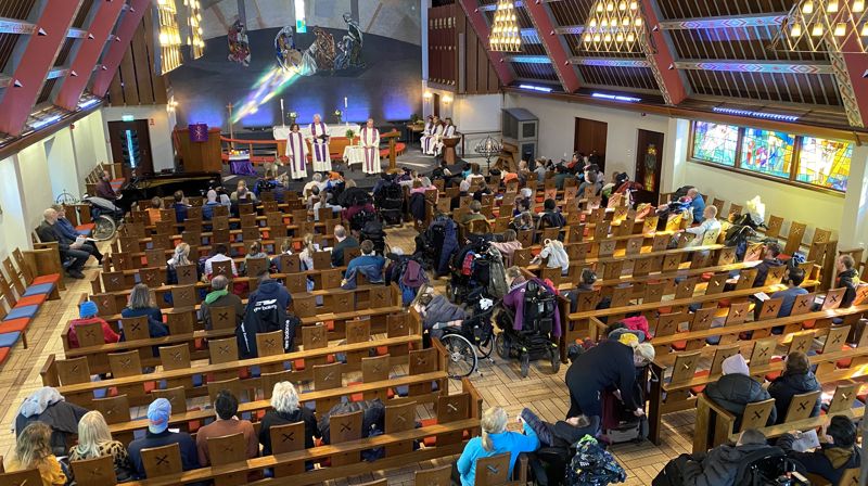 Populært: Det ble godt med folk i Torshov kirke da Ragna Ringdal dagsenter var på besøk. Foto: Johannes Ek Reindal