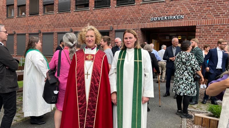 Biskop Kari Veiteberg og prost i Døvekirken, Linda Berntzen. 
