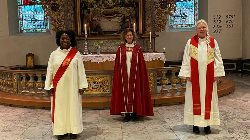 Maria Maimunatu Krogtoft Liholt, biskop Kari Veiteberg og  Ann-Cecilie Myhrvold Vika. Foto: Mette Kristin Brenna