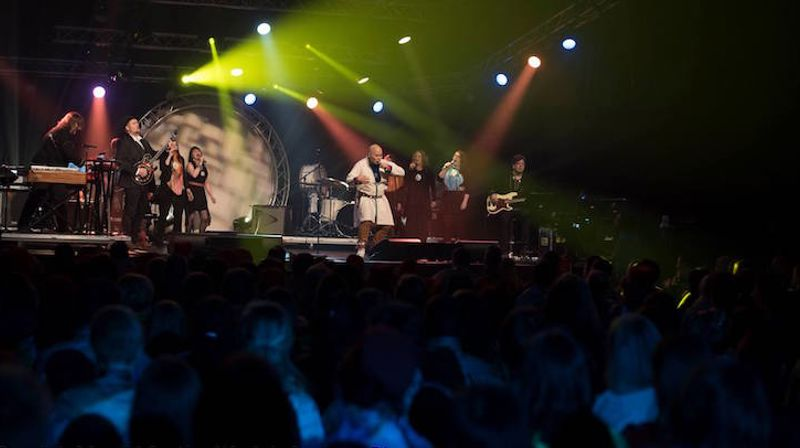 Kalle Urheim med band opptrer under Samisk Musikkfestival. Foto: Aslak Anders Skum