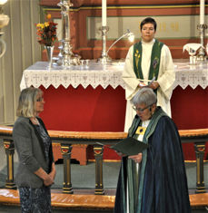 Menighetsrådsleder Anny Carlsen mottok diplom for grønn menighet fra biskop Anne-Helen Fjeldstad Jusnes. I bakgrunnen sokneprest Lisbeth Torsvik Gieselmann. Foto: Leif Strømdal