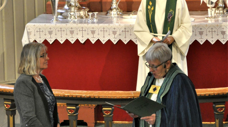 Menighetsrådsleder Anny Carlsen mottok diplom for grønn menighet fra biskop Anne-Helen Fjeldstad Jusnes. I bakgrunnen sokneprest Lisbeth Torsvik Gieselmann. Foto: Leif Strømdal