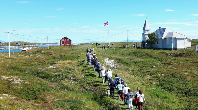 120 feststemte gudstjenestedeltaker i kapellet på Gåsvær, ei øy med bare en fastboende