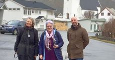 Soknepresten på Værøy Alexander Lücke tar imot biskop Ann-Helen Fjeldstad Jusnes og domprost Elin Vangen til visitas