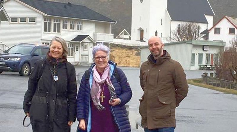 Soknepresten på Værøy Alexander Lücke tar imot biskop Ann-Helen Fjeldstad Jusnes og domprost Elin Vangen til visitas